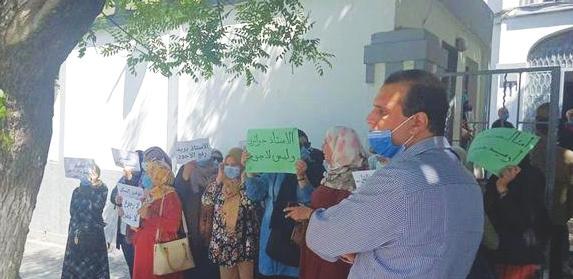 املرفوعة " ال نقابة ال حوار يف انتظار القرار" " صامدون صامدون " " ال رجوع ال خضوع " األستاذ يريد رفع األجور" وغيرها من الهتافات.