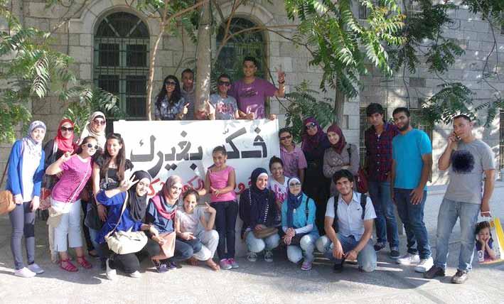 9 هل»العيدية«فرض يدفعه الرجال لنساء العائلة ضحى المالكي* * طالبة في دائرة اإلعالم بجامعة بيرزيت إياد غنيمات )21 عاما( تخصص تجارة لقد أنعم الله علينا بالعيد وحببه إلى قلوبنا وميزه بفرحة صغارنا وال شك