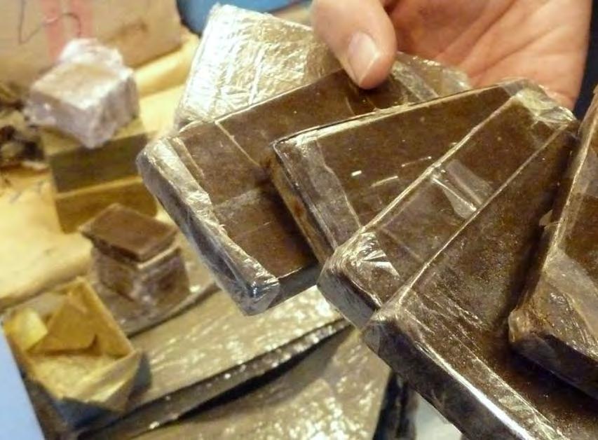 06 أخبار اجلنوب ت ضاعف تكاليف النقل من 15 إىل 150 مليون سنتيم من أجل اعادة النظر يف مطلب ترقية الكفاءات املحلية ع صابات تعمل على جتنيد أجانب يف نقل املخدرات.