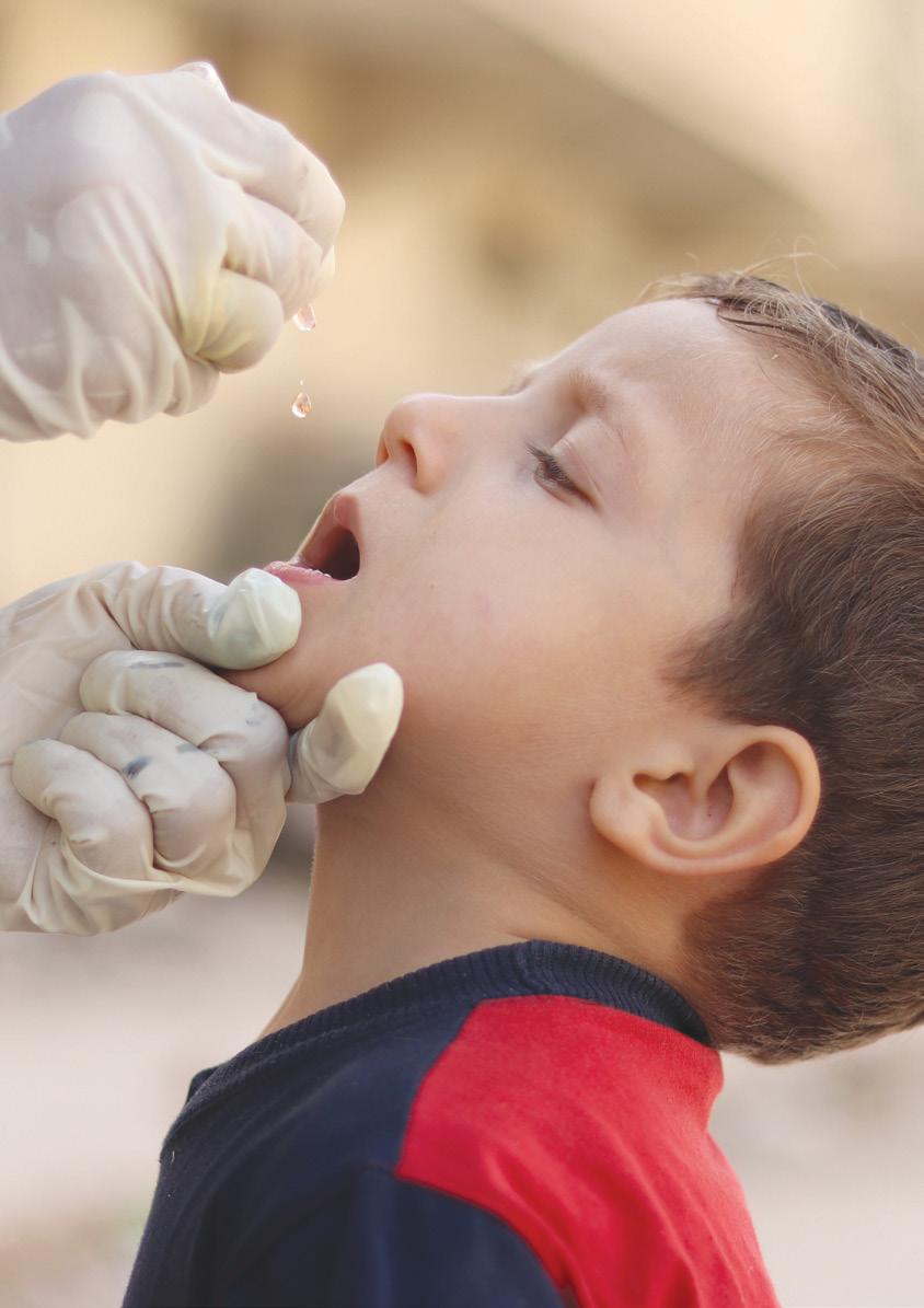 خالد ٣ أعوام يتلقى لقاح فموي ضد شلل األطفال يف مدينة حلب ضمن حملة