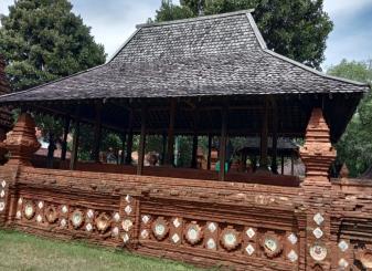 kelompok manusia dengan budaya-budaya tertentu bertemu dengan unsur-unsur budaya asing tertentu, sehingga kebudayaan asing tersebut lambat laun diterima dan diolah kedalam kebudayaan sendiri tanpa