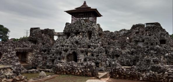 catatan sejarah yang ditulis Pangeran Sulendraningrat, Guha Sunyaragi dibangun pada masa Pangeran Aria Cirebon atau Pangeran Adipati Aria Karangrangen sekitar tahun 1703.