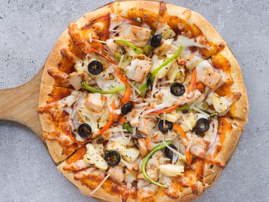 ر 45 194 سعر حراري PIZZA بيتزا Margherita with mozzarella and ketchup signature sauce SAR 51 939 Calories مارغريتا