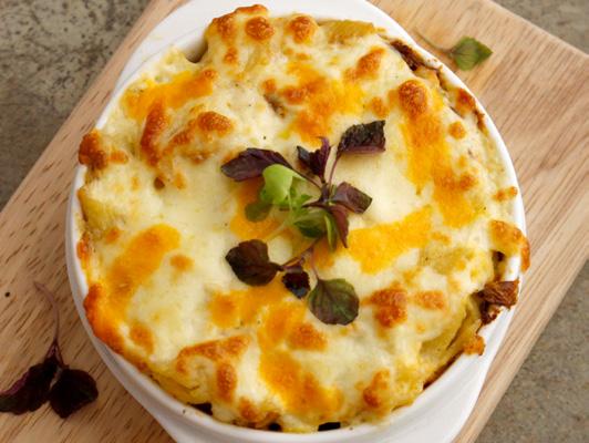 SAR 52 410 Calories بمكرونــة البينــي مــع الصــوص االبيــض وصــوص الطماطـم والحـم البقـري مكرونة البيني بلفرن المفـروم مـع جبنـة