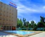 تدرب وحل مسائل حياتية مسبح: يعد فندق بغداد أحد الفنادق السياحية المهمة في العاصمة العراقية بغداد يبلغ طول المسبح فيه )9 + x( أمتار وعرضه ( + x) متر