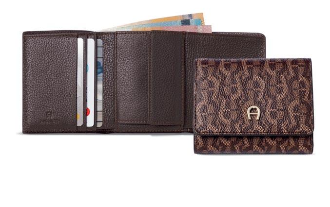 The Limited Edition purse fits in every bag and is equipped with a coin, a bank note compartment and three credit card slots. Travel Retail Exclusive! size 9.5H x 10.5W x 1.