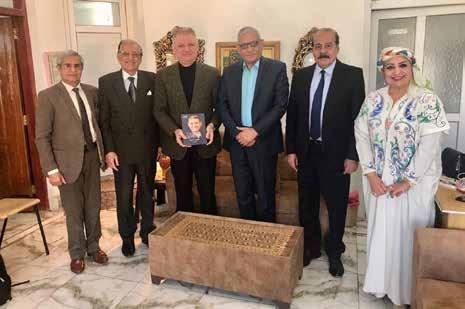 ينأون بانفسهم عن هذا الفايروس إال ماندر فاالغلبية كانوا من أهل السوء كما لم نرى جوا دراسيا جامعيا حقيقيا بقدر ما رأينا نادي ليلي يعمل نهارا داخل الحرم الجامعي والطلبة والطالبات بمالبس بعضها غير مناسب