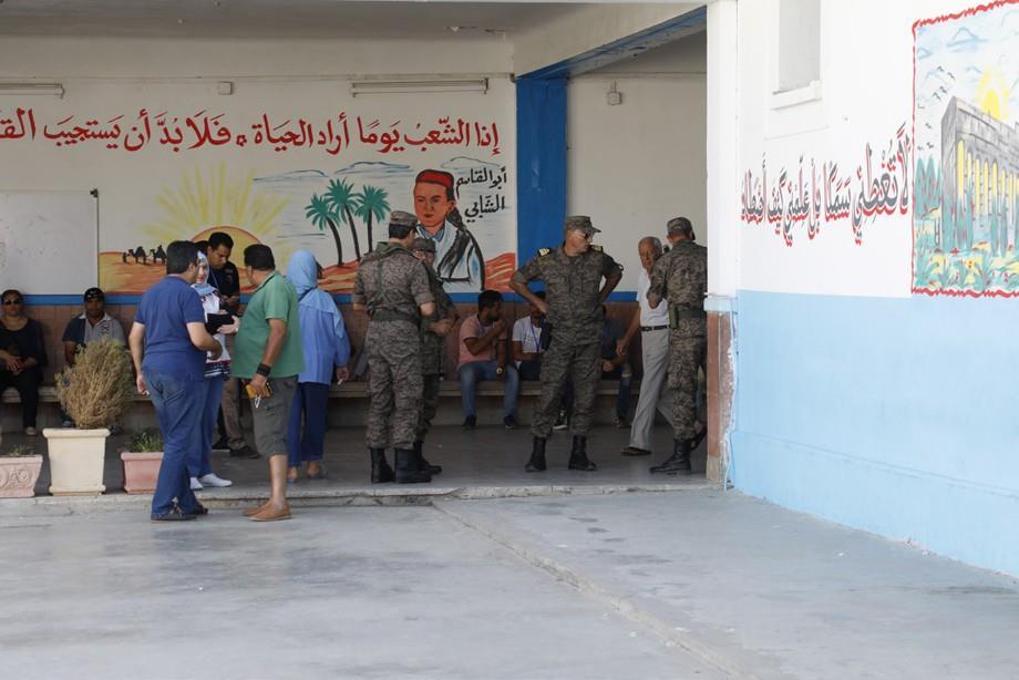 تم تعديل القانون االنتخابي التونسي في سنة 2017 للسماح للعسكريين وألعوان األمن بالتصويت خالل االنتخابات البلدية والجهوية. ومع ذلك فال يزالون ممنوعين من التصويت في االنتخابات التشريعية.