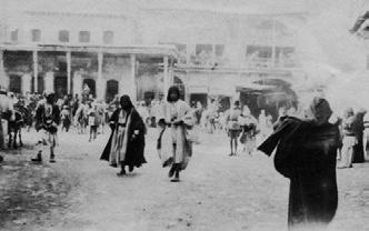 7 6 طرائف من مظاهر الحي اة االجتماعية الموصلية في اوائل القرن العشرين صانع ال سروج يف املو صل القدمية عرف ت مدين ة املو ص ل بن شاطه ا الجتماع ي متن وع التوجه ات ما أاعطى صورة ايجابي ة عن طبيعة احلياة