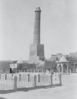. ونود ان نذكر هنا ان احم د عزة الفاروقي وه و ابن اخي ال شاعر الكبري عب د الباقي العمري عمل حم ررا للق س م العرب ي م ن جريدة ال زوراء كم ا تقلد منا ص ب ادارية رفيعة يف الدول ة العثمانية.