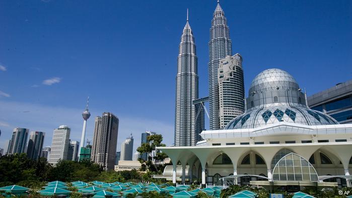Islamic Banking Models in Malaysia conventional banks incorporating Islamic banks as their subsidiary companies under the purview of IBA 1983.