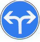 Directions obligatoires à la prochaine intersection : tout droit ou