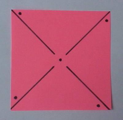 كيفية صنع المروحة: الخطوة 2 استخدم مسطرة لرسم خطوط عبر مربع لتوصيل الزوايا.
