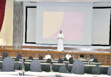 ورحب ت الس يدة وس ن عبدالل ه الباكر مدير س امة اأغذية والصحة البيئية بوزارة الصحة العامة بطالبات الم دارس مؤك دة أن الطالبات يمثلن ركيزة أساس ية في نهض ة المجتمع القطري.