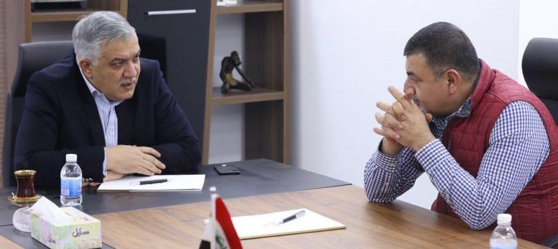 مس تمعا إل ى بع ض املس نني املوجودي ن في الدار الذين ش اركوه مشاكلهم وهموهم. ه ذا وق د أثنى األم ين الع ام على العطاء اإلنساني الكبير الذي تقدمه ه ذه ال دور حتت إش راف س ماحة السيد حسني إسماعيل الصدر.