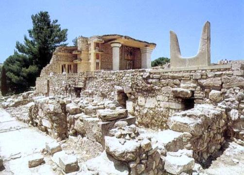 وتمتد الحضارة المينوية من 1133-3333 قبل الميالد وقد ع ثر في كثيرة كريت عمي كثير من المخمفات األثرية التي توضح مدى تطور ىذه الحضارة وتأثرىا بالحضارة المصرية وأشير ىذه اآلثار قصر كنوسوس )عاصمة المدينة(