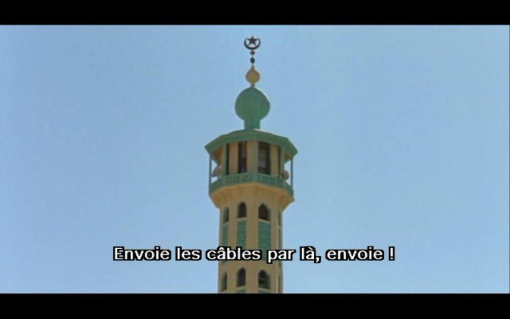 الفصل الثاني اتجاهات السينما الجزائرية:غنى التجارب و تنوعها الذي حدد داللة الصورة وذلك لتعريف املشاهد أحداث أن الفيلم ستجري يف بلد إسالمي باعتبار أن املخرج قد تنبأ لفيلمه بأن يعرض يف أحناء العامل و