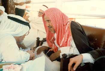 فنهاه الشيخ قائال : لعله كان محتاج ا لأللفين واستحيا فرزقه اهلل.. أعطه األلفين. ولم يزل هذا دأب الشيخ إلى أيامنا في اإلنفاق على طالب العلم وعلى الدعاة خارج المملكة حتى اختاره اهلل تعالى فتوفاه.
