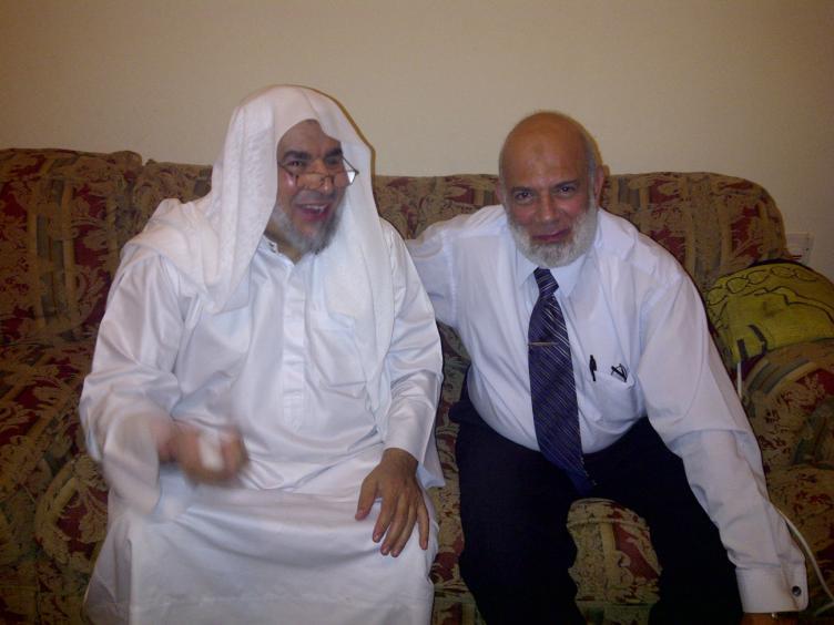 عليه ثم يرجع بعد ذلك أهله - جميع ا - فال يجرؤ أحد منهم - أصوال وفروع ا - أن يبيت معه ليلة واحدة في حفرته تلك.